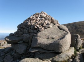 Fiacaill a' Choire Chais summit cairn