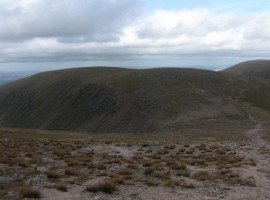 The way back over SrÃ²n na Lairige